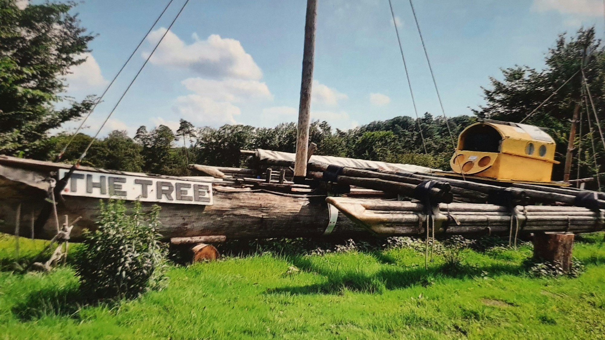Das legendäre Floß, mit dem Überlebenskünstler Rüdiger Nehberg 1992 den Atlantik überquerte, steht jetzt in Lohmar.