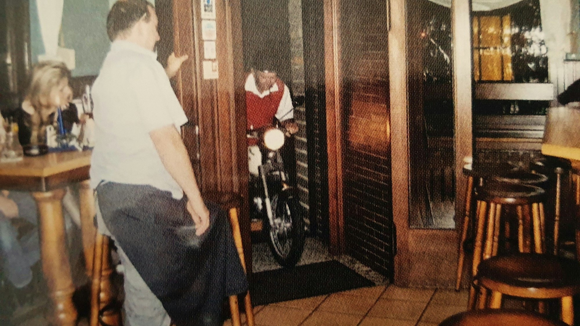 Mit dem Moped nach Italien und nach der Rückkehr zur Wiedersehensfreude einmal quer durch die Kneipe in Lohmar.