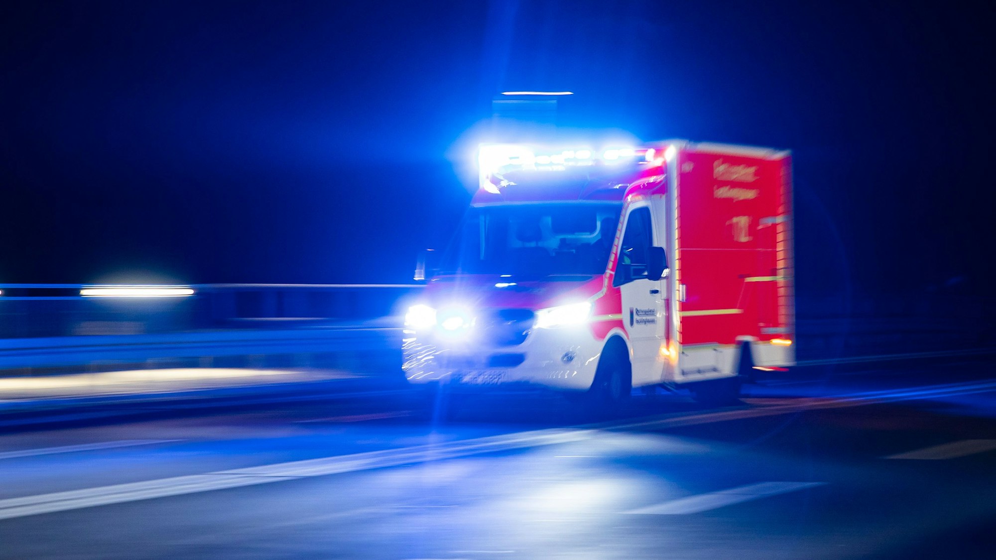 Ein Rettungswagen fährt mit Blaulicht zu einem Einsatz.