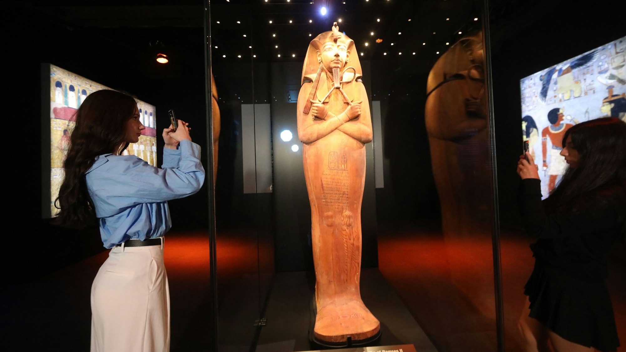 Eine Besucherin macht ein Foto von dem Sarkophag von Ramses II.