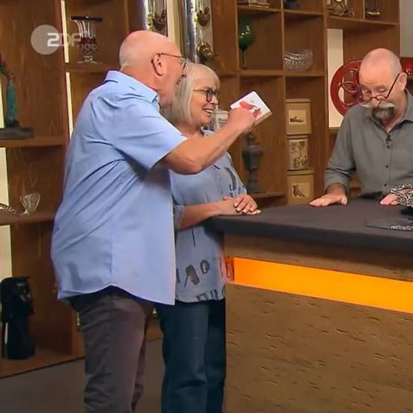 Harald Meyer (v.l.) mit Ursula Gorecki und Horst Lichter bei der Expertise von Wendela Horz bei „Bares für Rares“.