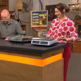 Harald Meyer (v.l.) mit Ursula Gorecki und Horst Lichter bei der Expertise von Wendela Horz bei „Bares für Rares“.