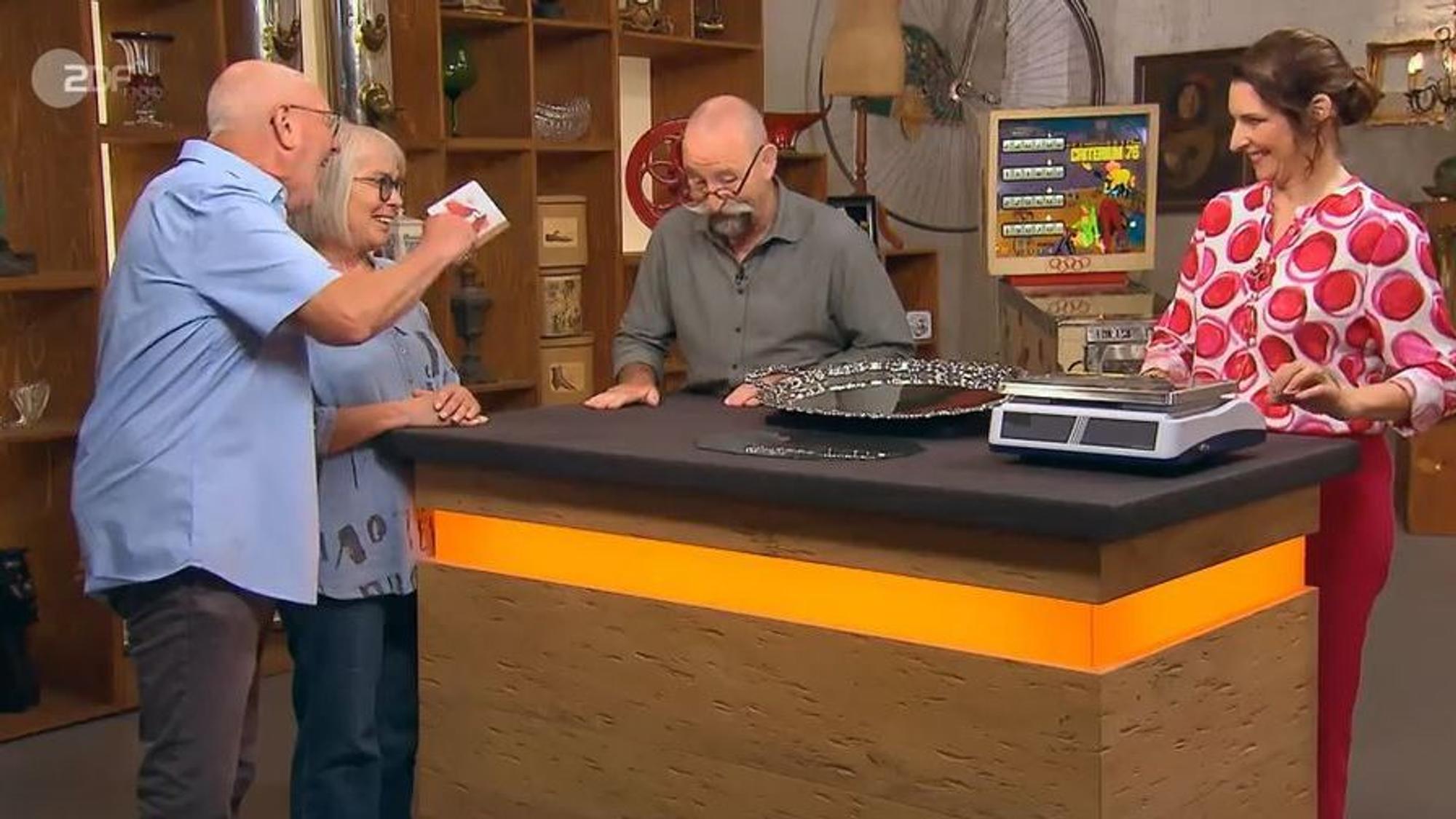 Harald Meyer (v.l.) mit Ursula Gorecki und Horst Lichter bei der Expertise von Wendela Horz bei „Bares für Rares“.