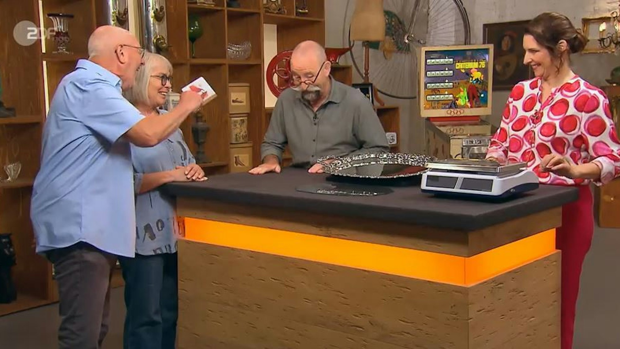 Harald Meyer (v.l.) mit Ursula Gorecki und Horst Lichter bei der Expertise von Wendela Horz bei „Bares für Rares“.