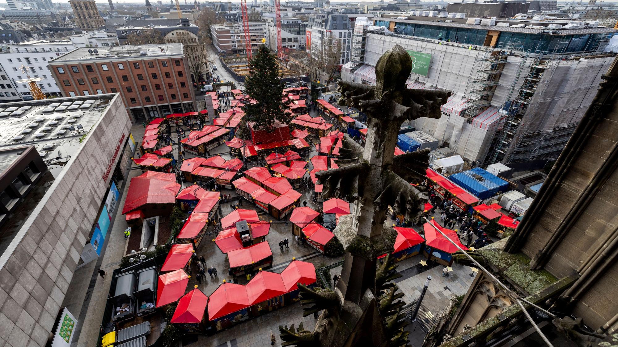 Blick vom Dom auf den Weihnachtsmarkt auf dem Roncalliplatz im Jahr 2024.
