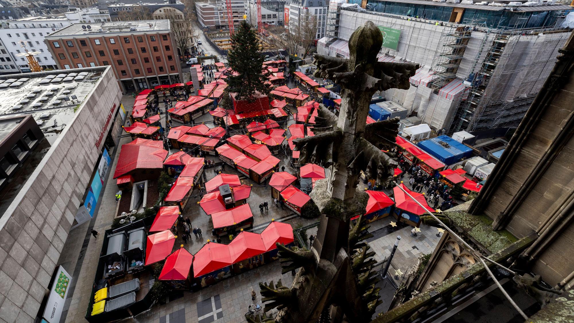 27.11.2024, Köln: Blick vom Dom auf den Weihnachtsmarkt auf dem Roncalliplatz.
copyright Michael Bause