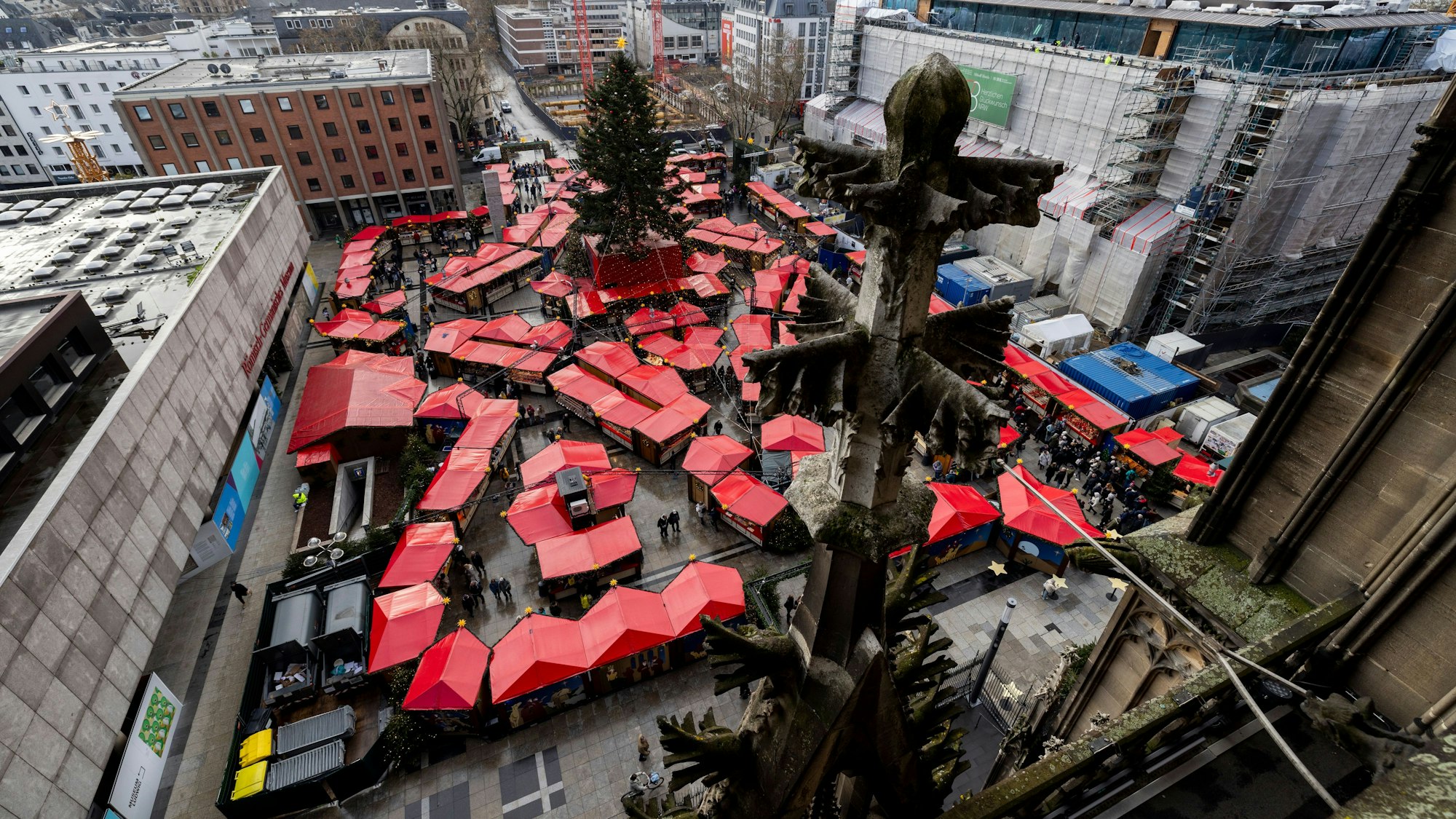 27.11.2024, Köln: Blick vom Dom auf den Weihnachtsmarkt auf dem Roncalliplatz.
copyright Michael Bause