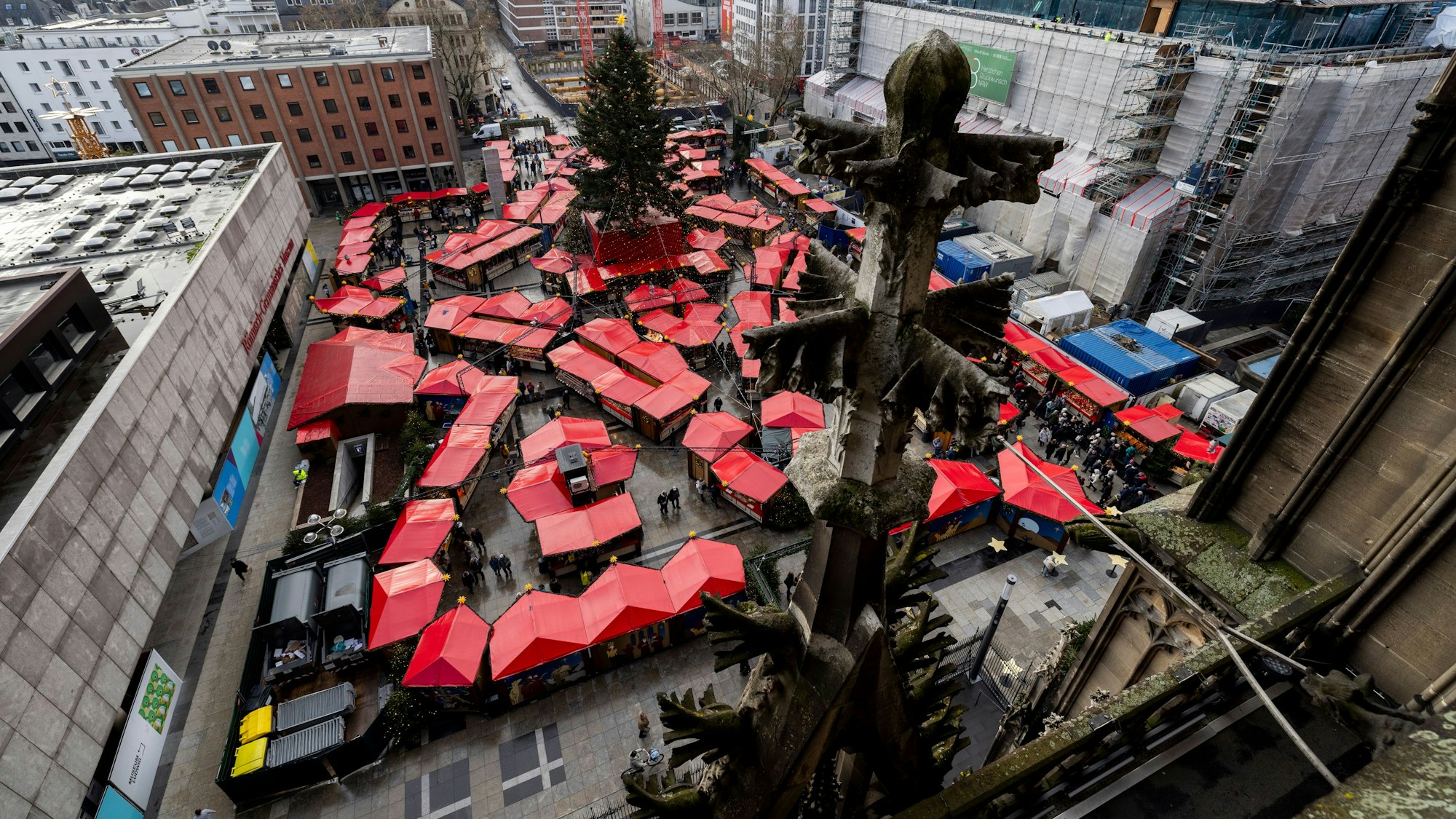Der Weihnachtsmarkt am Dom auf dem Kölner Roncalliplatz. Hier sind seit Montag Koffer nicht mehr erlaubt.