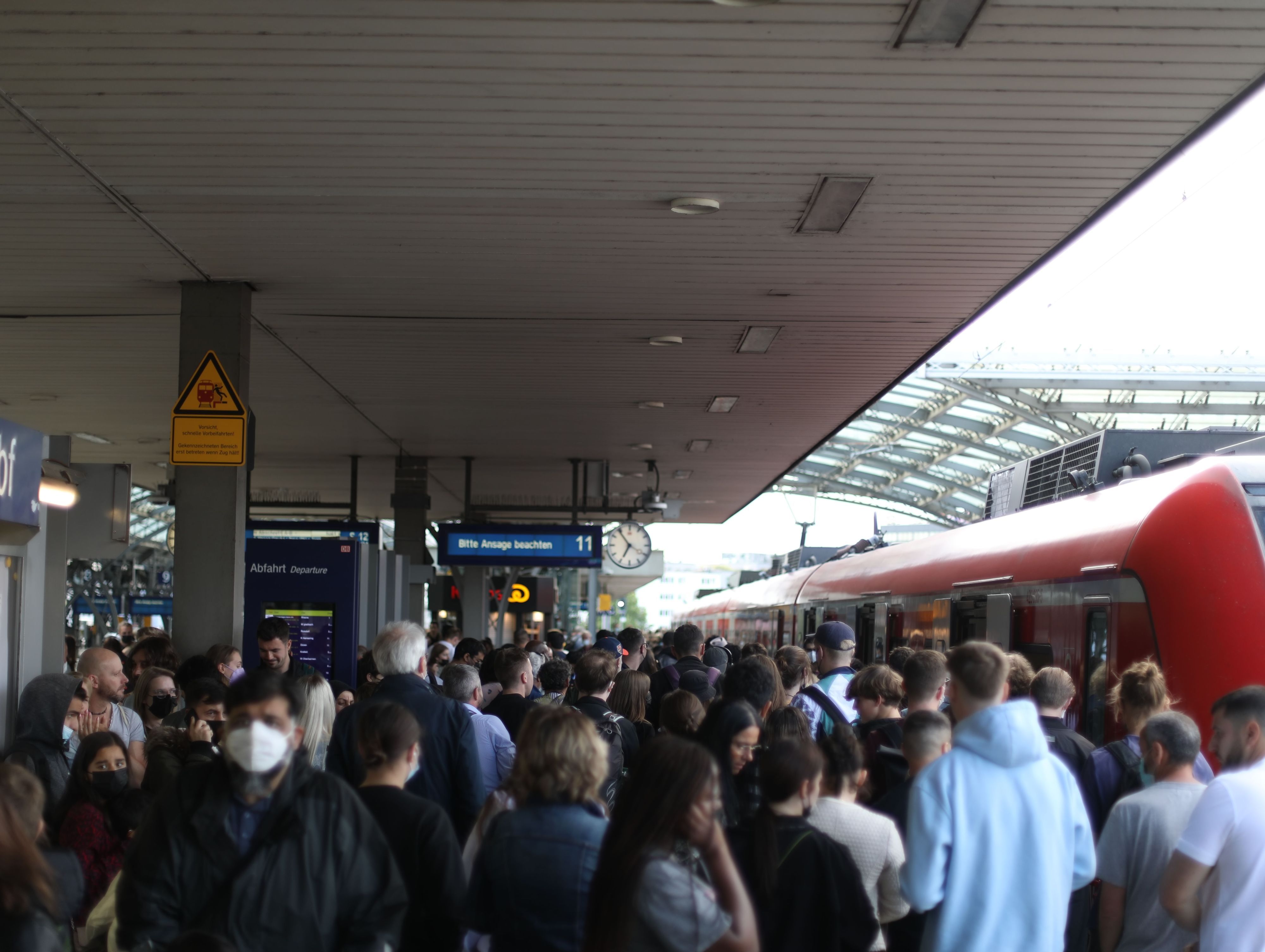 Köln: Überfüllter Gleis 11 am Hauptbahnhof Fahrgäste warten auf ihre Zugverbindung.