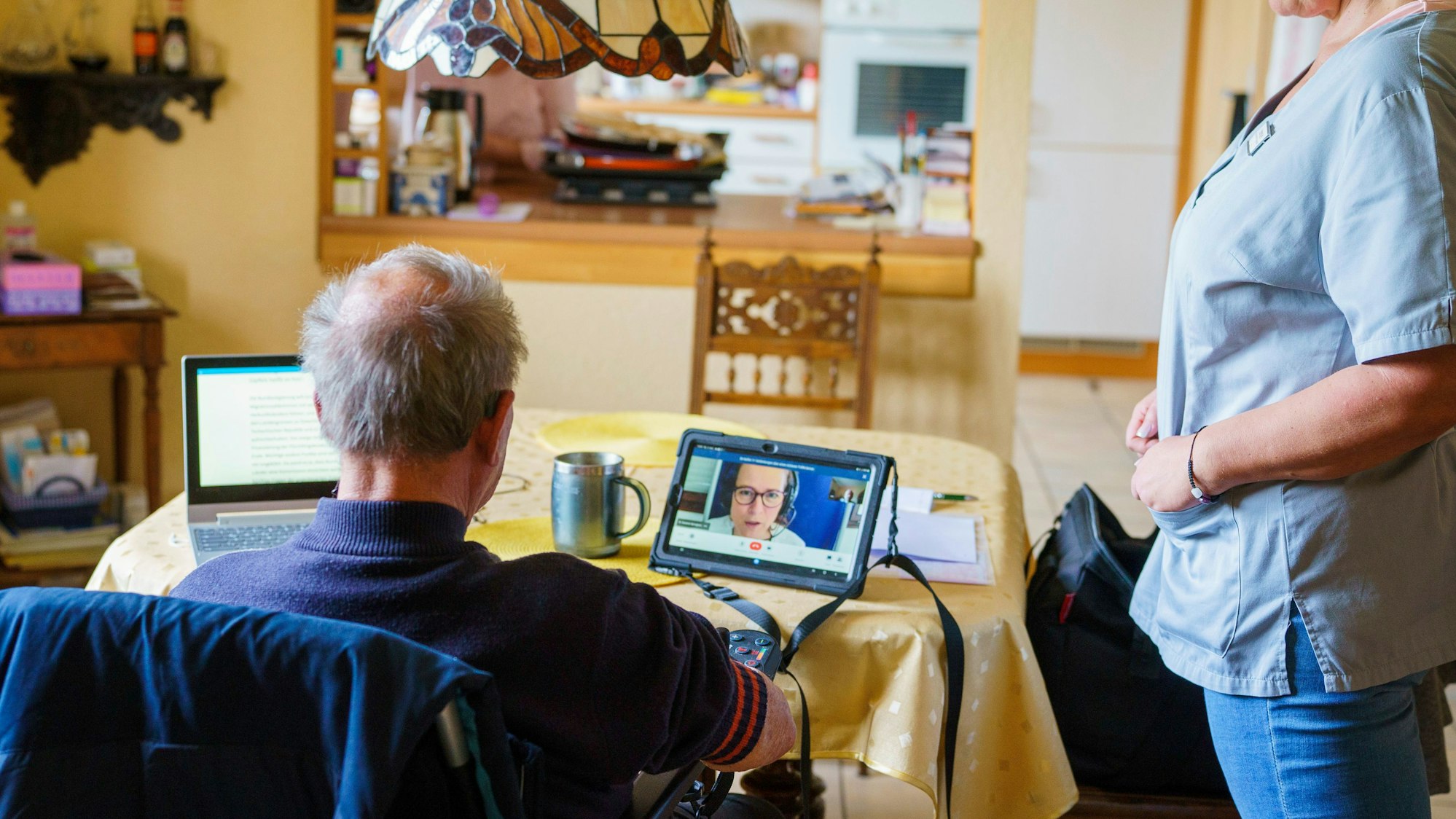 Patienten werden von nicht-ärztlichen Versorgungsassistenten ohne ärztliche Anwesenheit untersucht. Die Allgemeinmediziner sind jedoch per Video dazugeschaltet und können die Angestellten anleiten.
