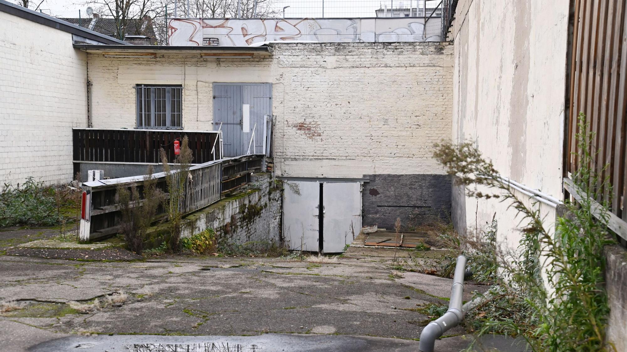 Hier soll eine Terrasse entstehen, im linken Gebäude ein Café bzw. eine Bar und unten geht es in den Kellerraum, der für Partys und Konzerte gedacht ist.