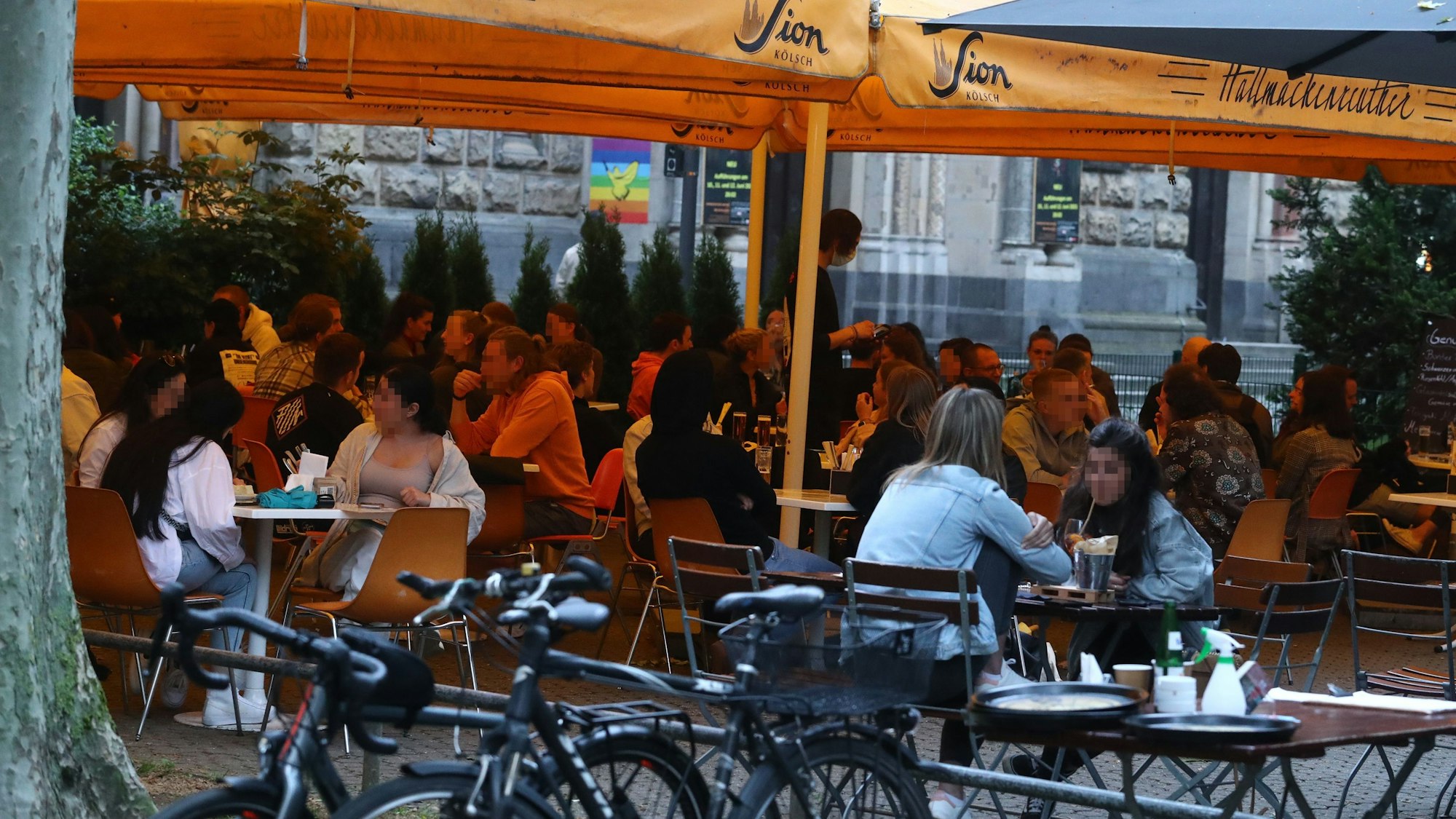 Gastronomen am Brüsseler Platz müssen aktuell ihre Terrassen um 22 Uhr schließen, sie durften mal bis 23.30 Uhr öffnen (Archivbild).