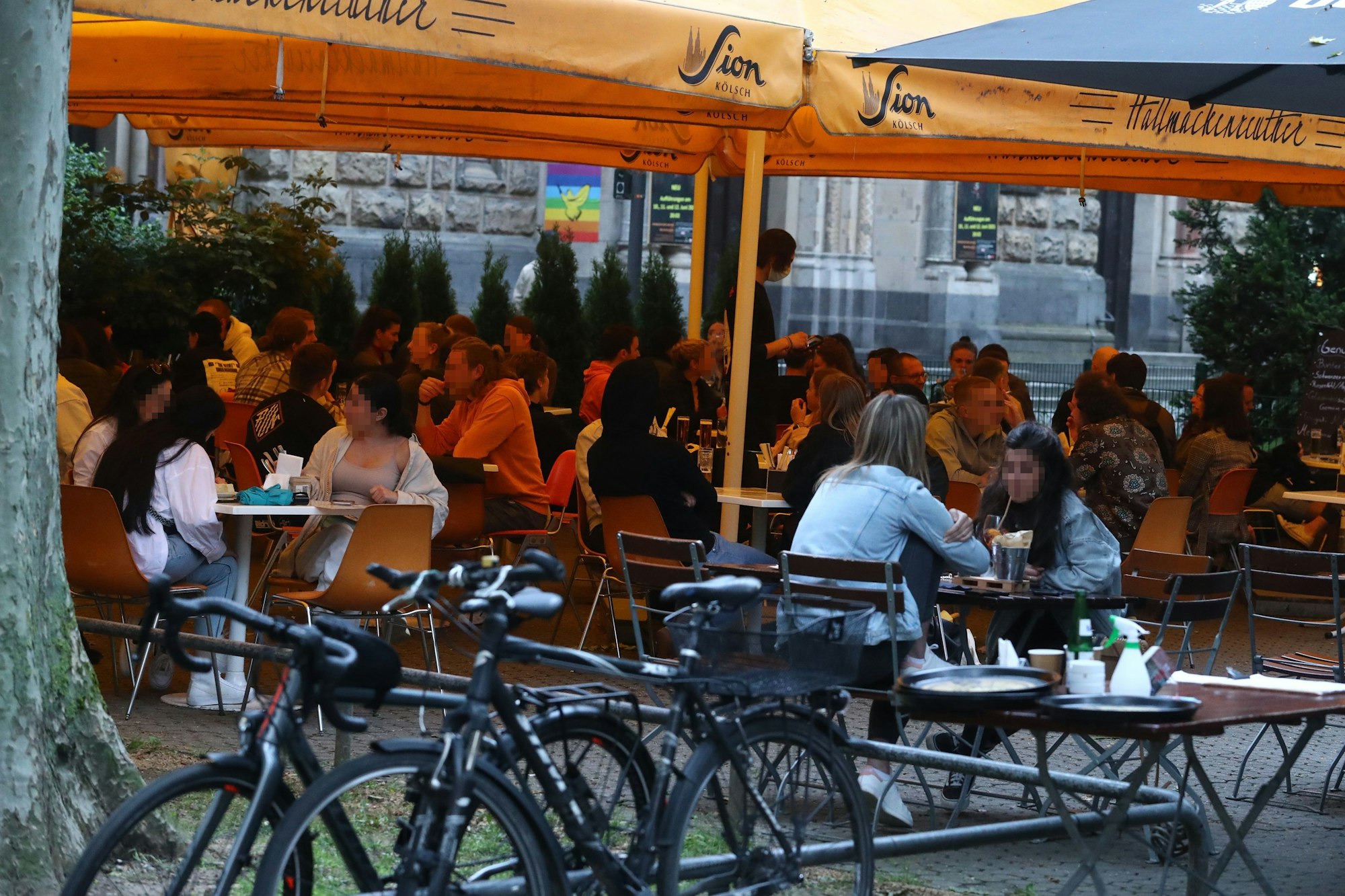 Auf dem Brüsseler Platz finden im Sommer bis zu 700 Gäste Platz an den Tischen der Restaurants und Cafés (Archivbild).