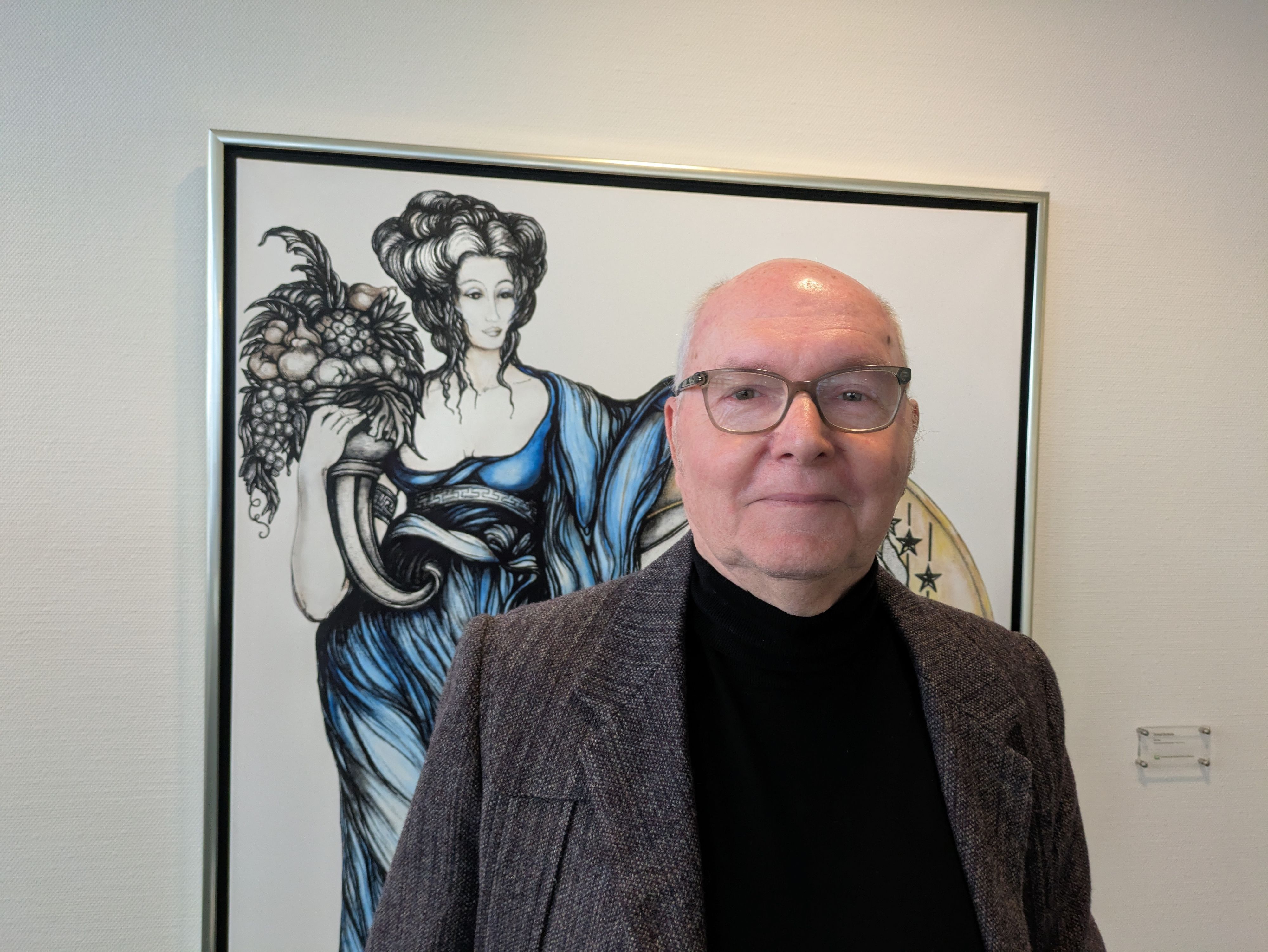 Mann vor Kunstwerk