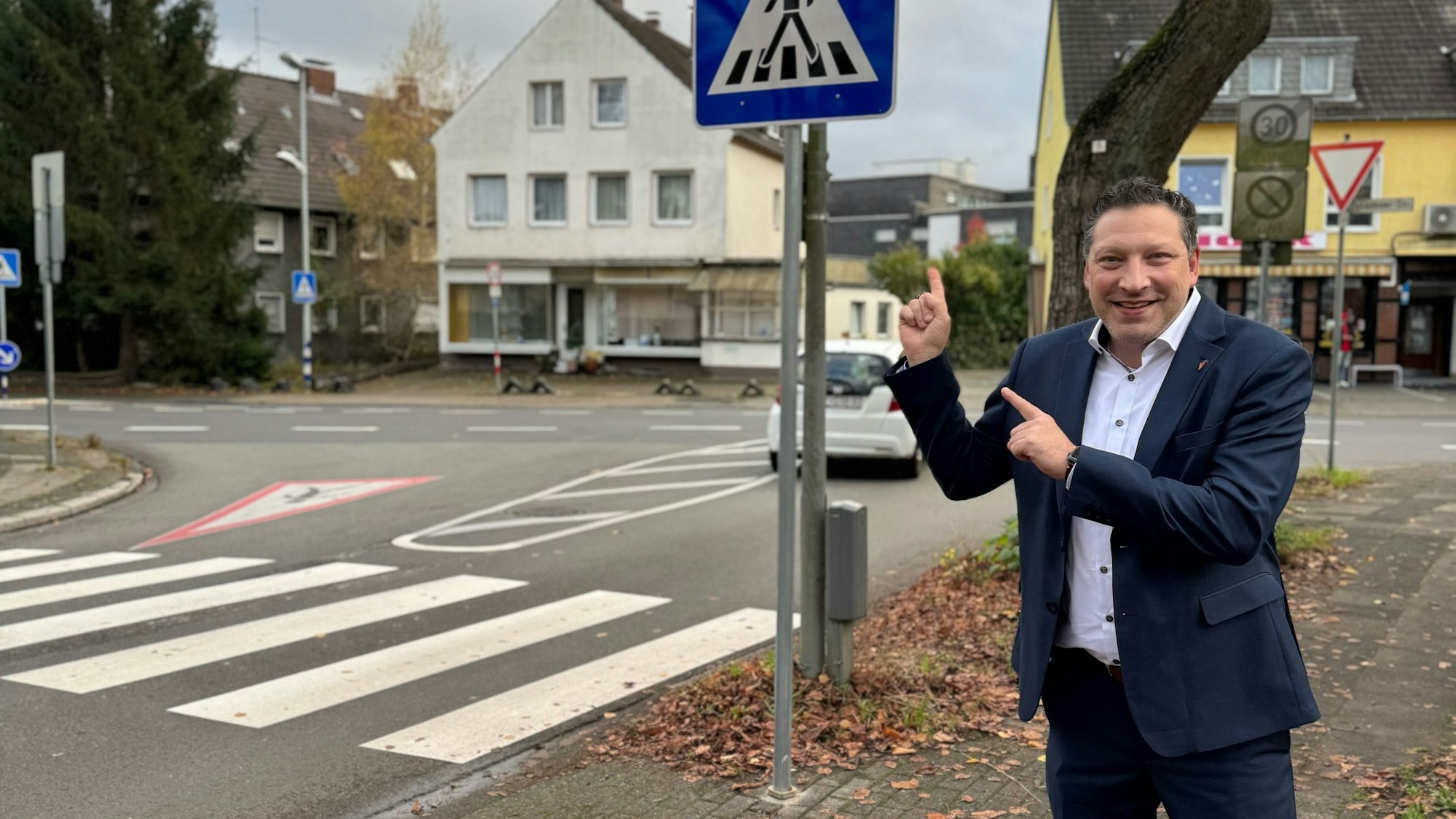 Tim Feister am neuen Zebrastreifen