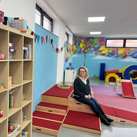 Tünde Licz-Egharevba in den neuen Räumen der Kintawelt in Alkenrath, in denen es auch Co-Working-Arbeitsplätze gibt.