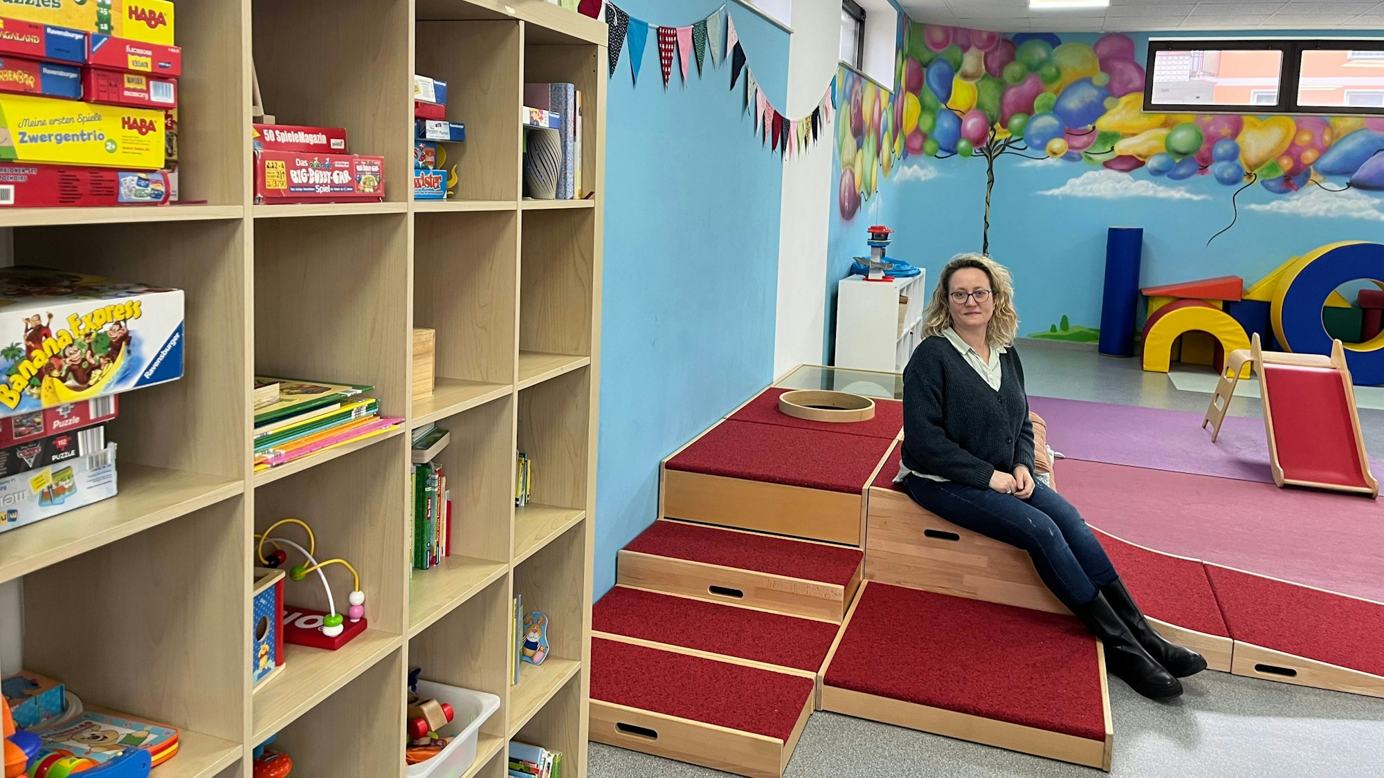 Tünde Licz-Egharevba in den neuen Räumen der Kintawelt in Alkenrath, in denen es auch Co-Working-Arbeitsplätze gibt.