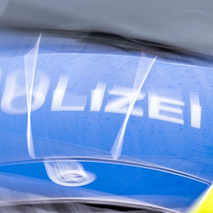 Der Schriftzug „Polizei“ auf der Kühlerhaube eines Autos.