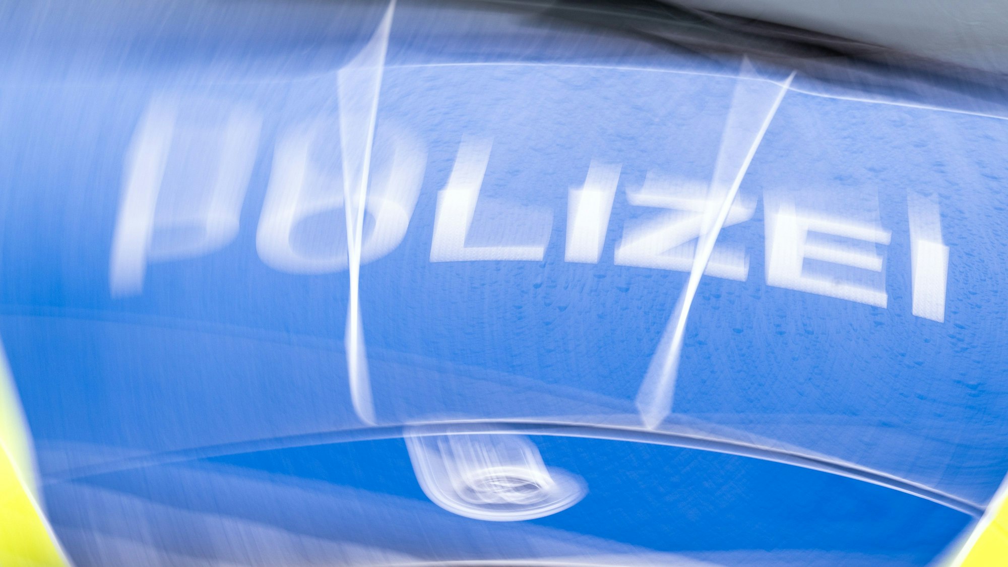 Der Schriftzug „Polizei" auf der Kühlerhaube eines Autos.