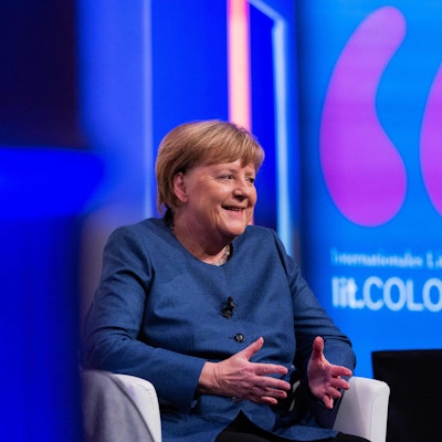 Die frühere Bundeskanzlerin Angela Merkel bei der Vorstellung ihres Buchs „Freihei“t in der Kölner Flora. Der Abend war ein Spezial des Literaturfestivals litCologne.