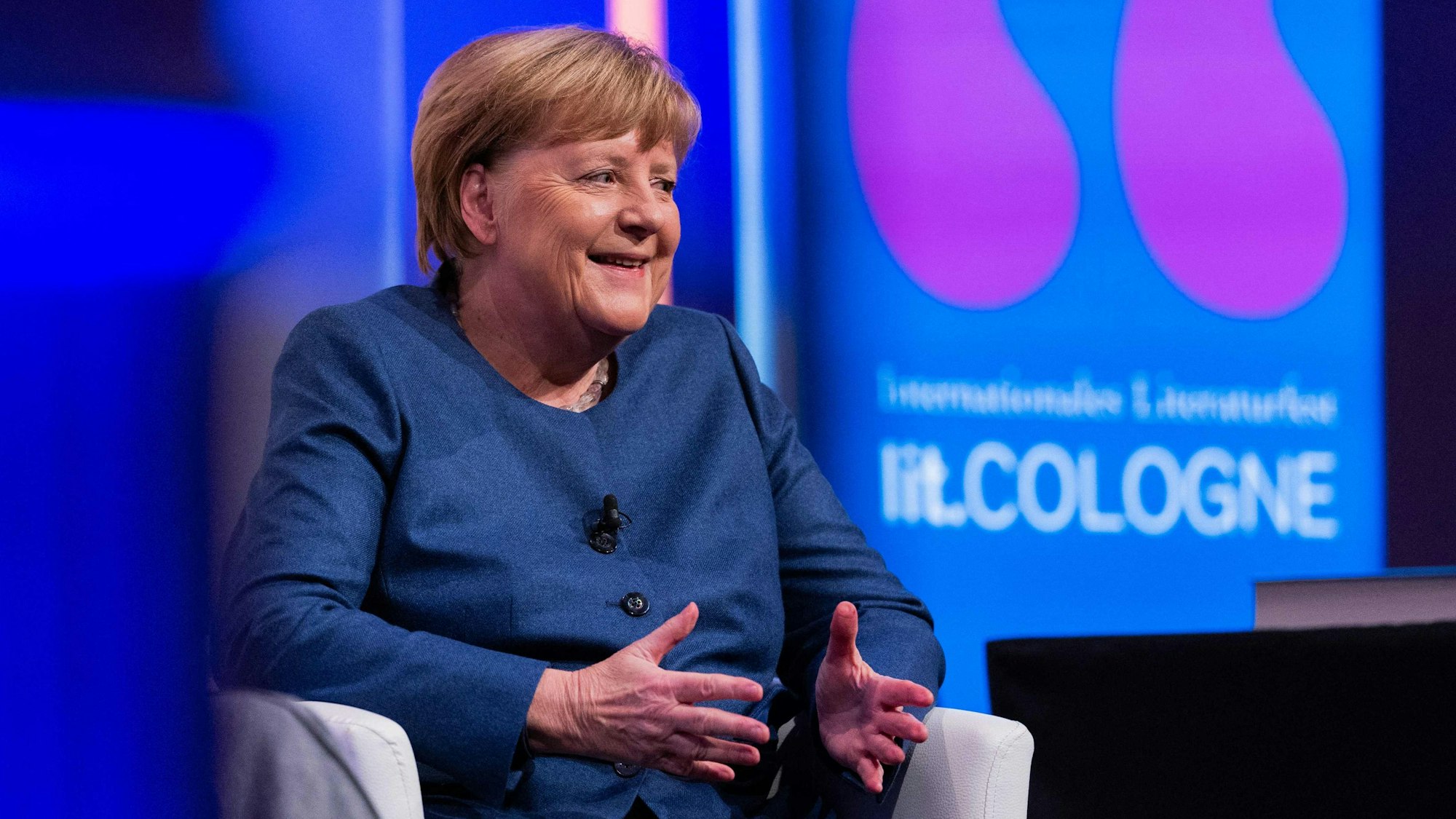 Die frühere Bundeskanzlerin Angela Merkel bei der Vorstellung ihres Buchs „Freihei“t in der Kölner Flora. Der Abend war ein Spezial des Literaturfestivals litCologne.