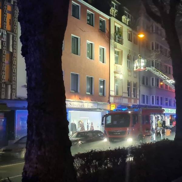 Großeinsatz der Kölner Feuerwehr bei einem Brand in Köln-Klettenberg.