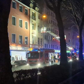 Großeinsatz der Kölner Feuerwehr bei einem Brand in Köln-Klettenberg.