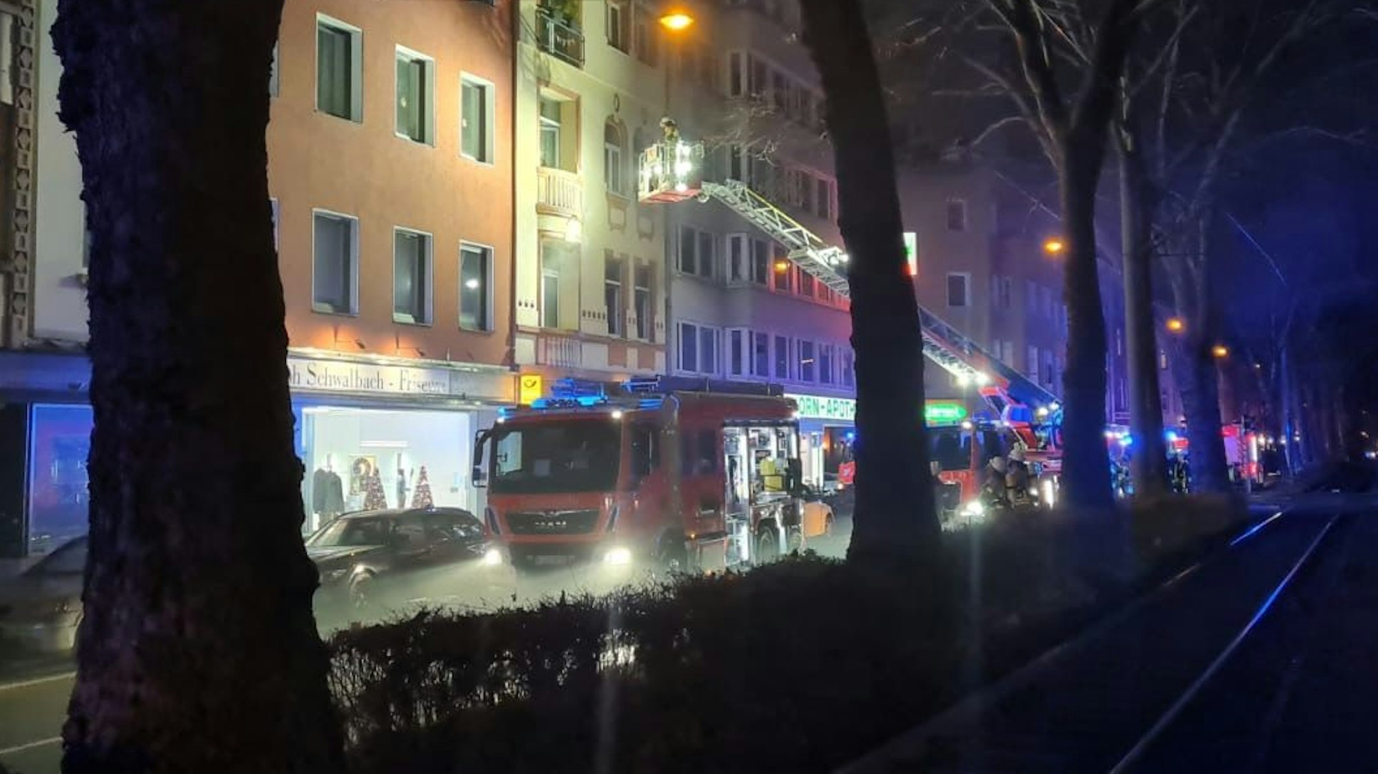 Großeinsatz der Kölner Feuerwehr bei einem Brand in Köln-Klettenberg.