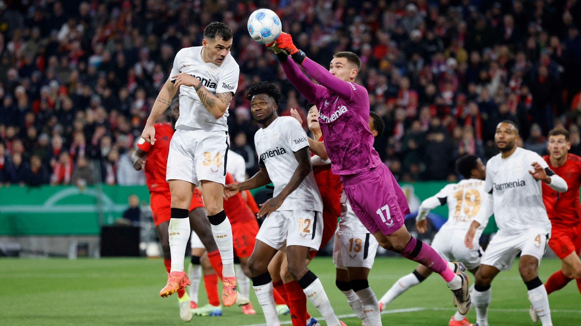 Bayer Leverkusens Matej Kovar wehrt im Spiel gegen München den Ball ab