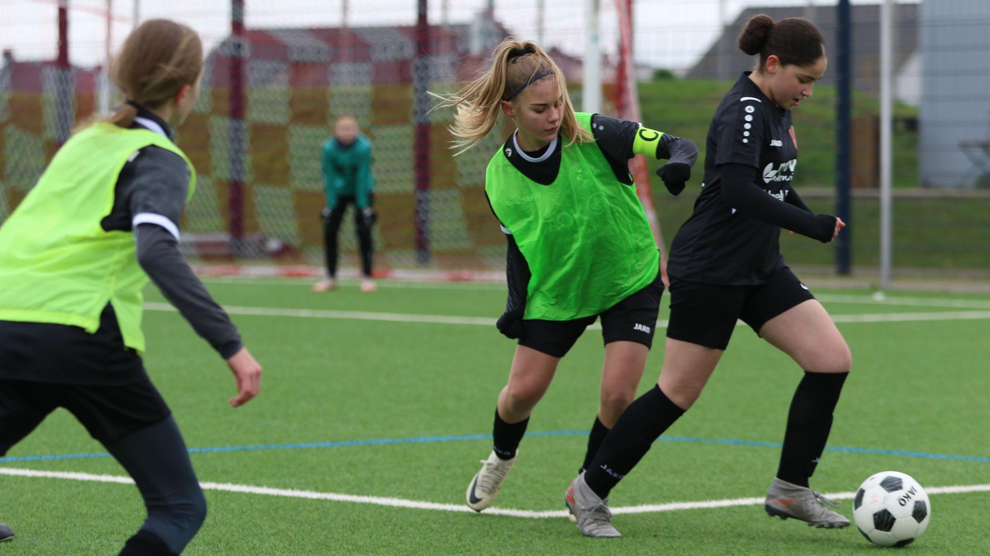 Die Kapitänin der C-Juniorinnen des TuS Zülpich attackiert von hinten die ballführende Spielerin von Plittersdorf.