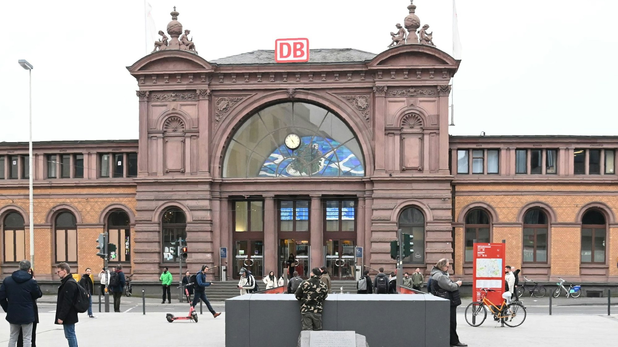 Der Bonner Bahnhofsvorplatz mit Blick auf den Hauptbahnhof. Es steht ein E-Scooter und ein Leihrad auf dem Vorplatz.