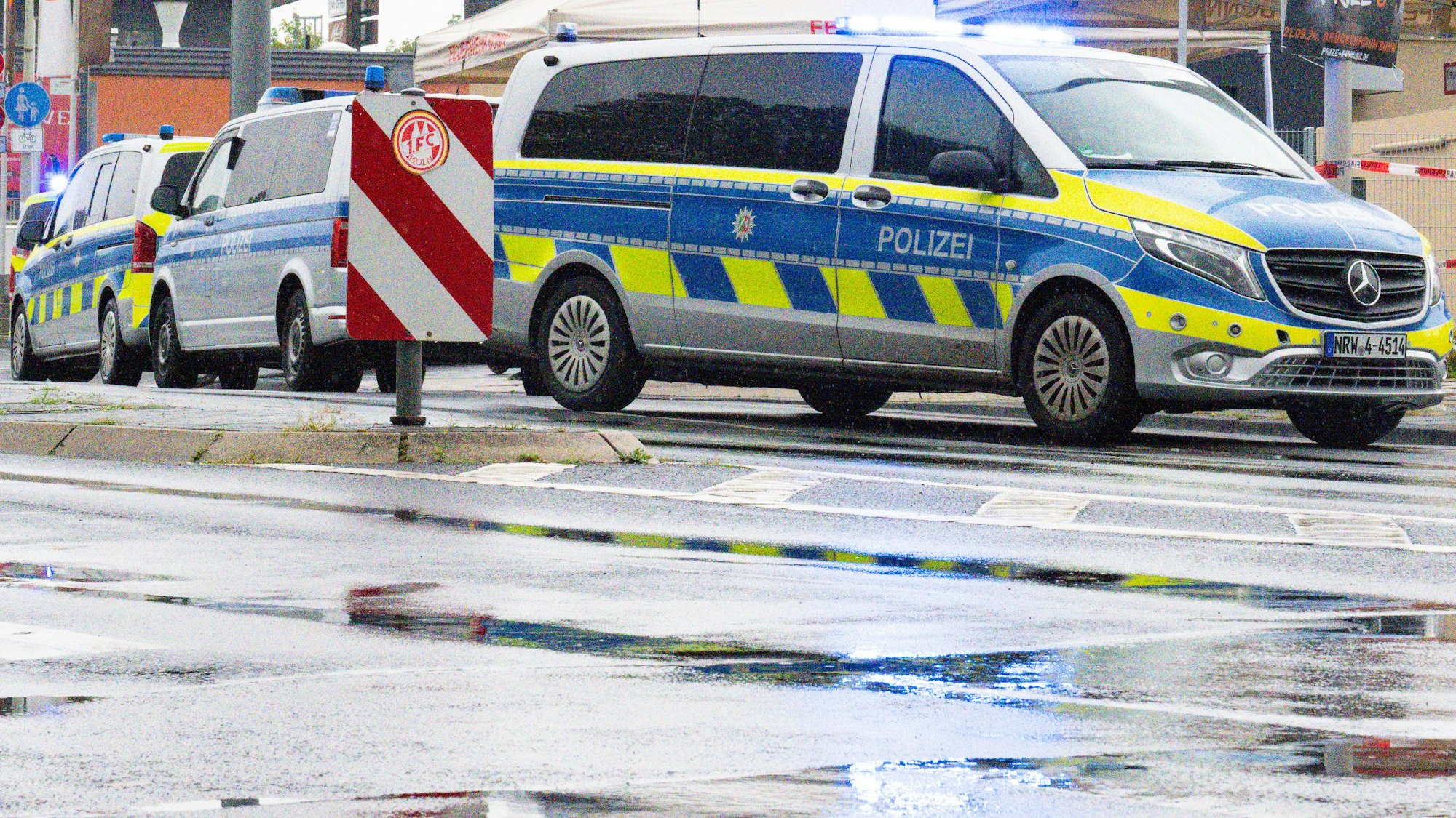 Einsatzfahrzeuge der Polizei bei einem Einsatz in Bonn (Archivfoto).