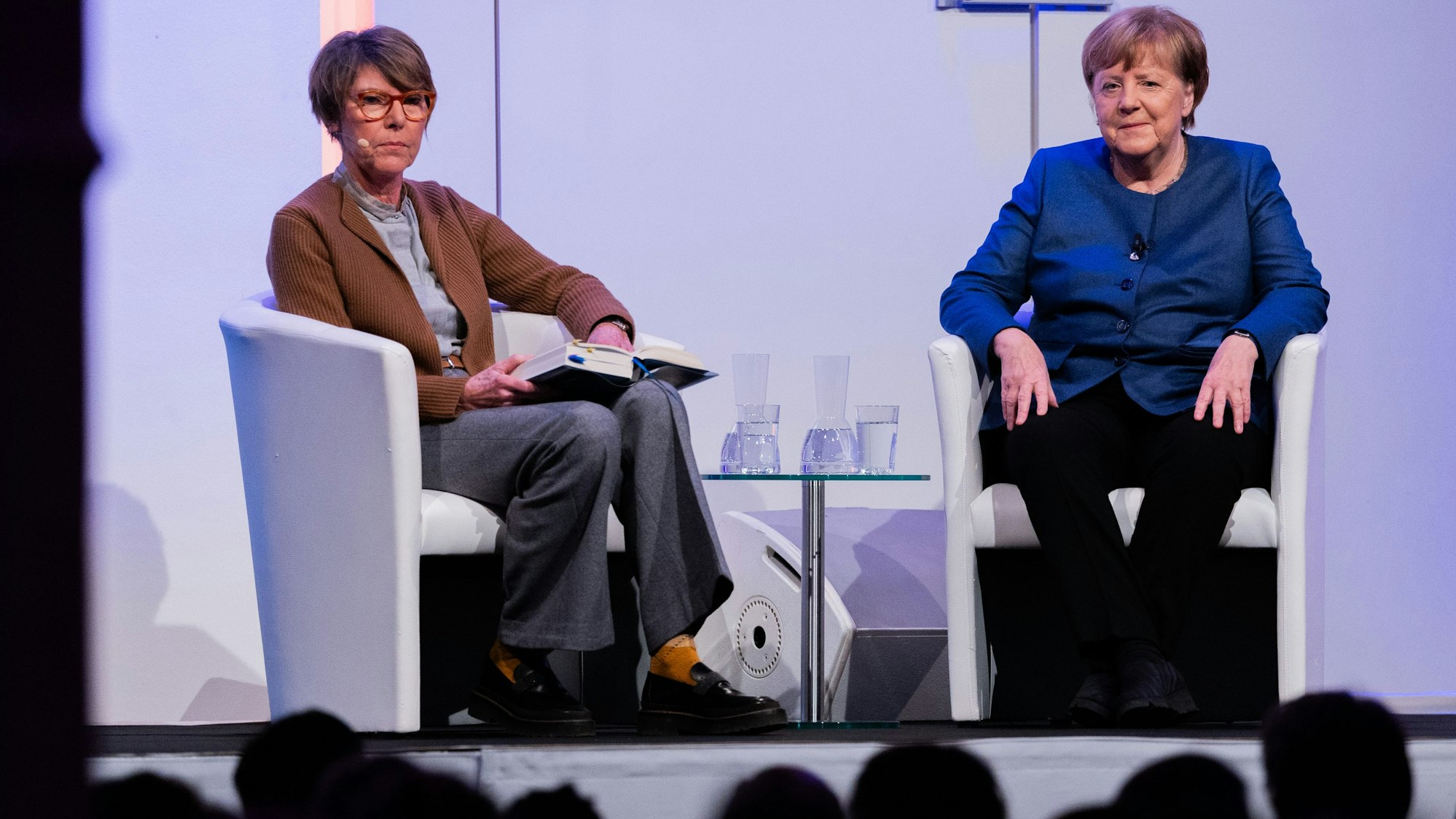 Moderatorin Bettina Böttinger (links) und Ex-Bundeskanzlerin Angela Merkel (CDU) sitzen bei der Vorstellung von Merkels Buchs „Freiheit. Erinnerungen 1954 - 2021“ im Rahmen der Lit.Cologne auf der Bühne in der Flora.