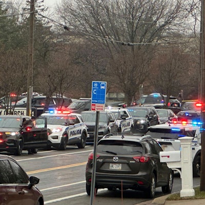 Rettungsfahrzeuge stehen vor der Abundant Life Christian School in Madison, Wisconsin.