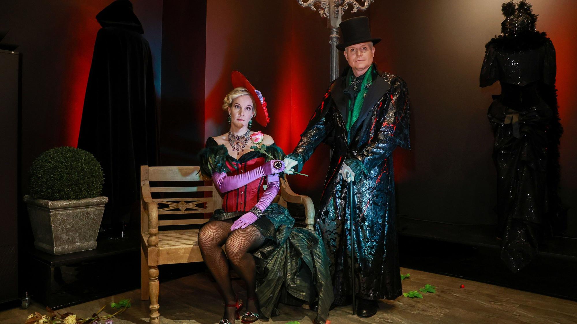 Guido Cantz und seine Frau Kerstin stellen im Atelier Lucas in Braunsfeld die neuste Karnevalskostüm von Designerin Maria Lucas vor.