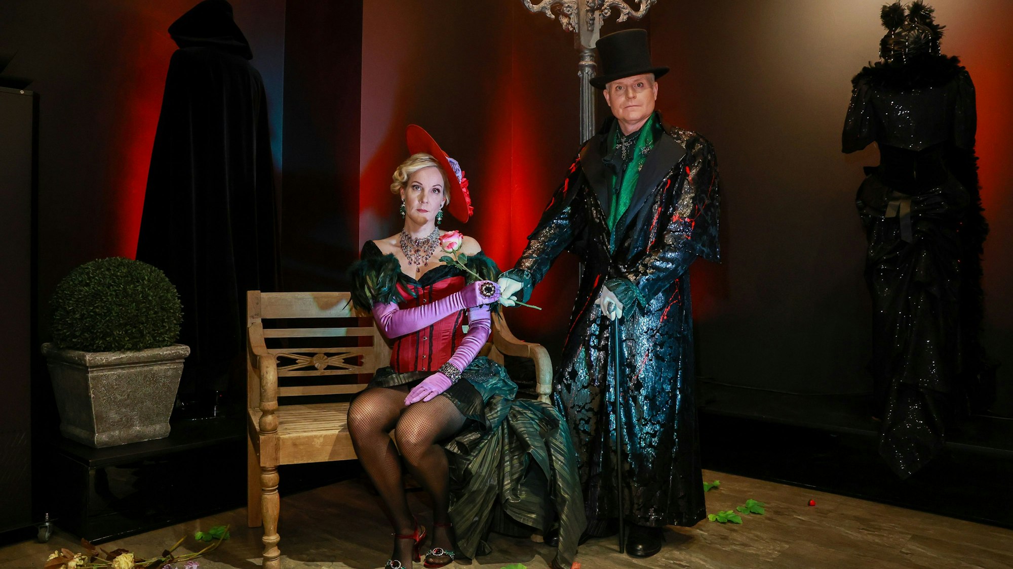 Guido Cantz und seine Frau Kerstin stellen im Atelier Lucas in Braunsfeld die neuste Karnevalskostüm von Designerin Maria Lucas vor.