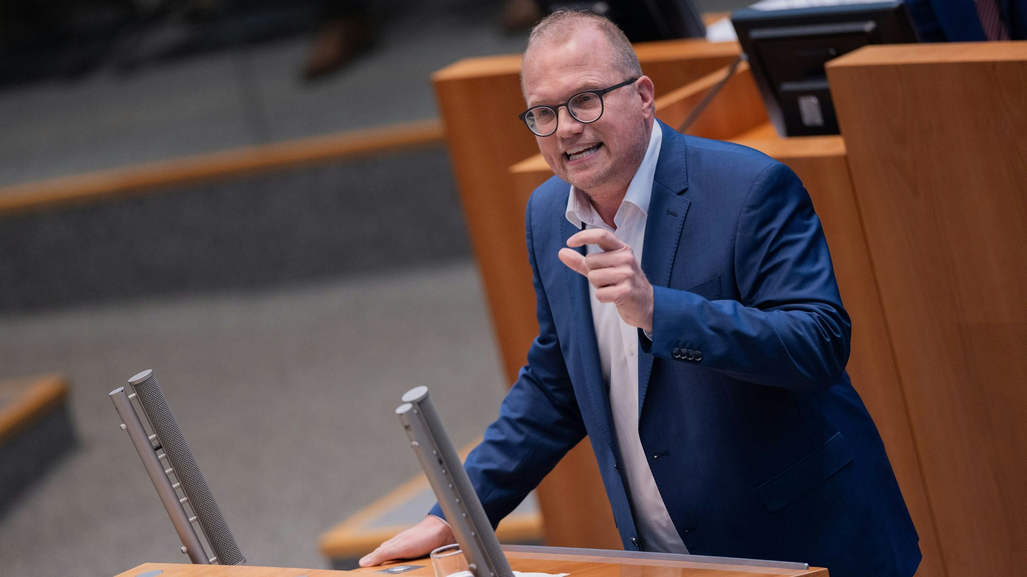 Jochen Ott, Vorsitzender der SPD-Fraktion in Nordrhein-Westfalen und Oppositionsführer, spricht im Plenum des Landtags.