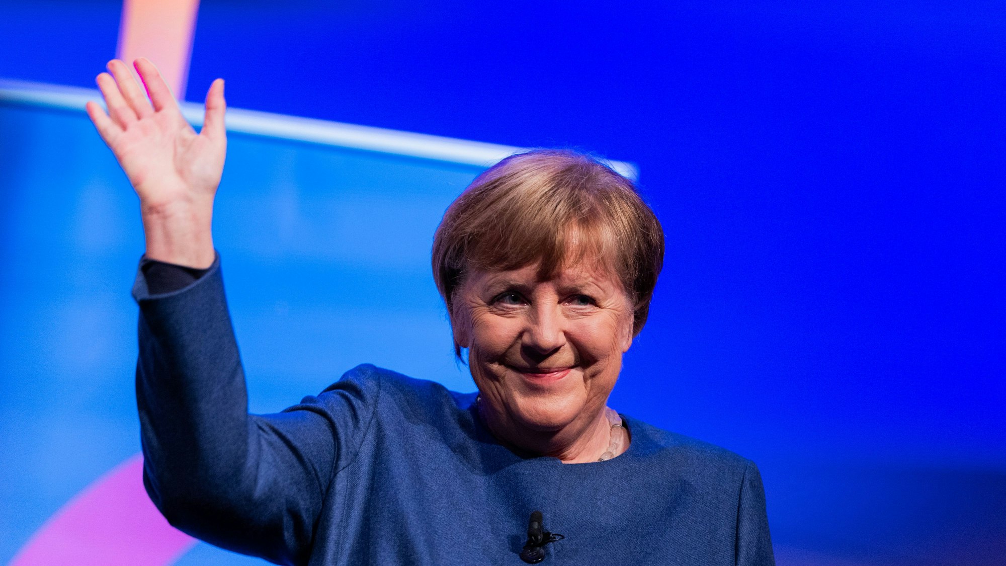 Angela Merkel winkt von der Bühne in der Kölner Flora.