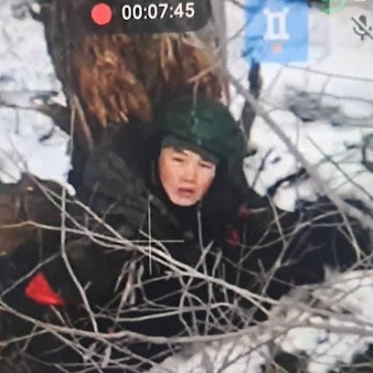 Eine vom ukrainischen Präsidenten Wolodymyr Selenskyj veröffentlichte Aufnahme soll einen nordkoreanischen Soldaten in der russischen Region Kursk zeigen.