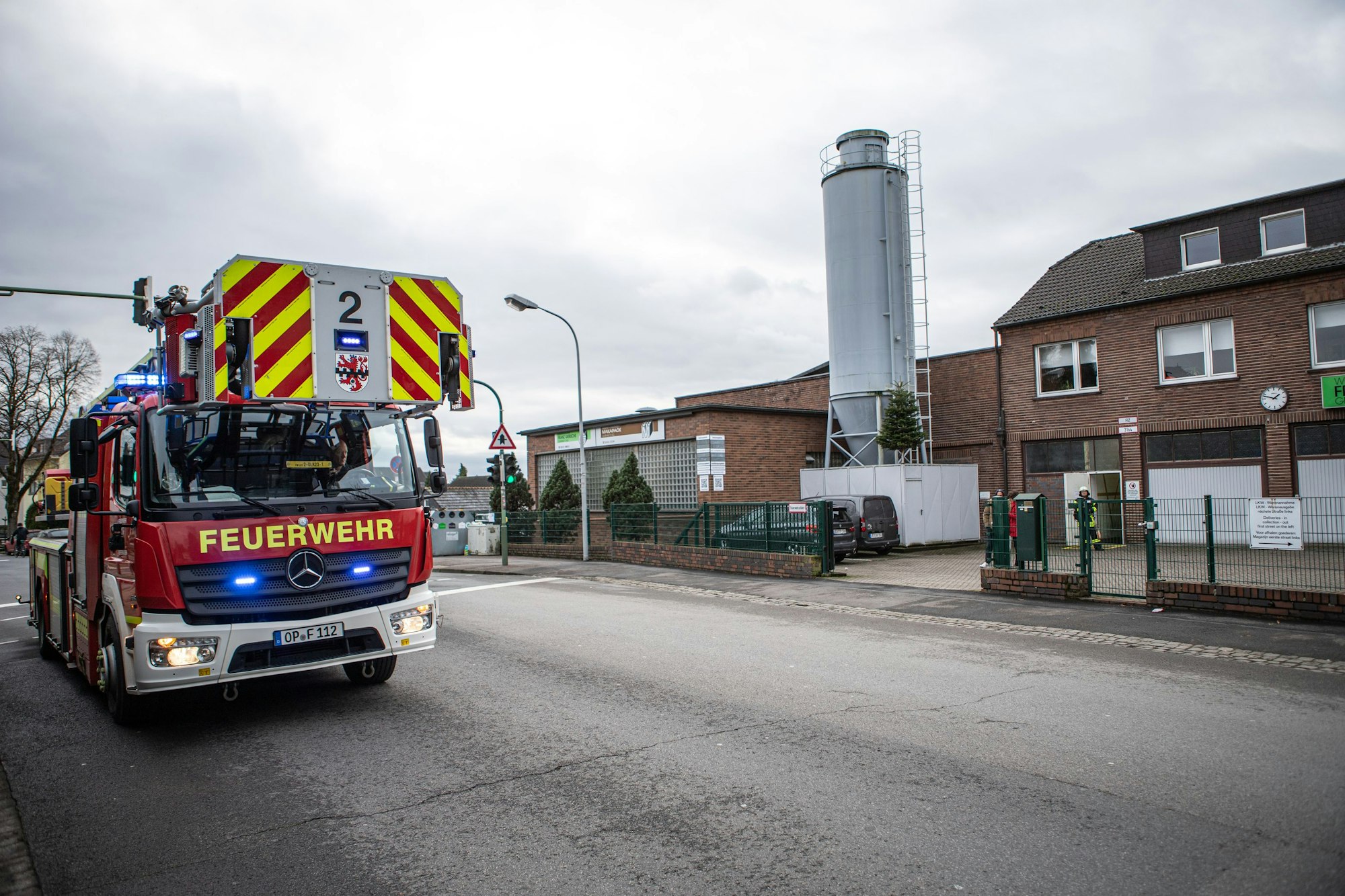 Ein Brand an einer Maschine löste den Einsatz aus.