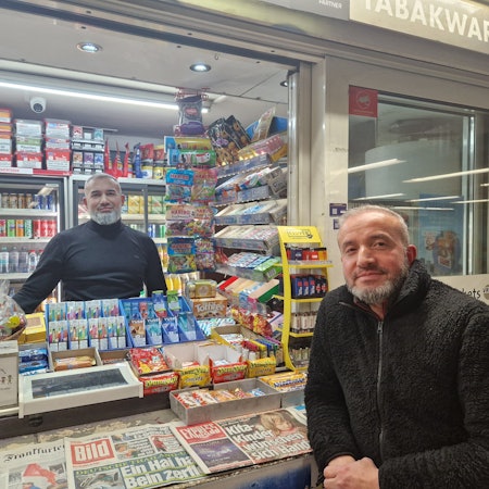 Die Gebrüder Yilmaz betreiben seit rund 30 Jahren den Kiosk an der Haltestelle Kalk-Post.