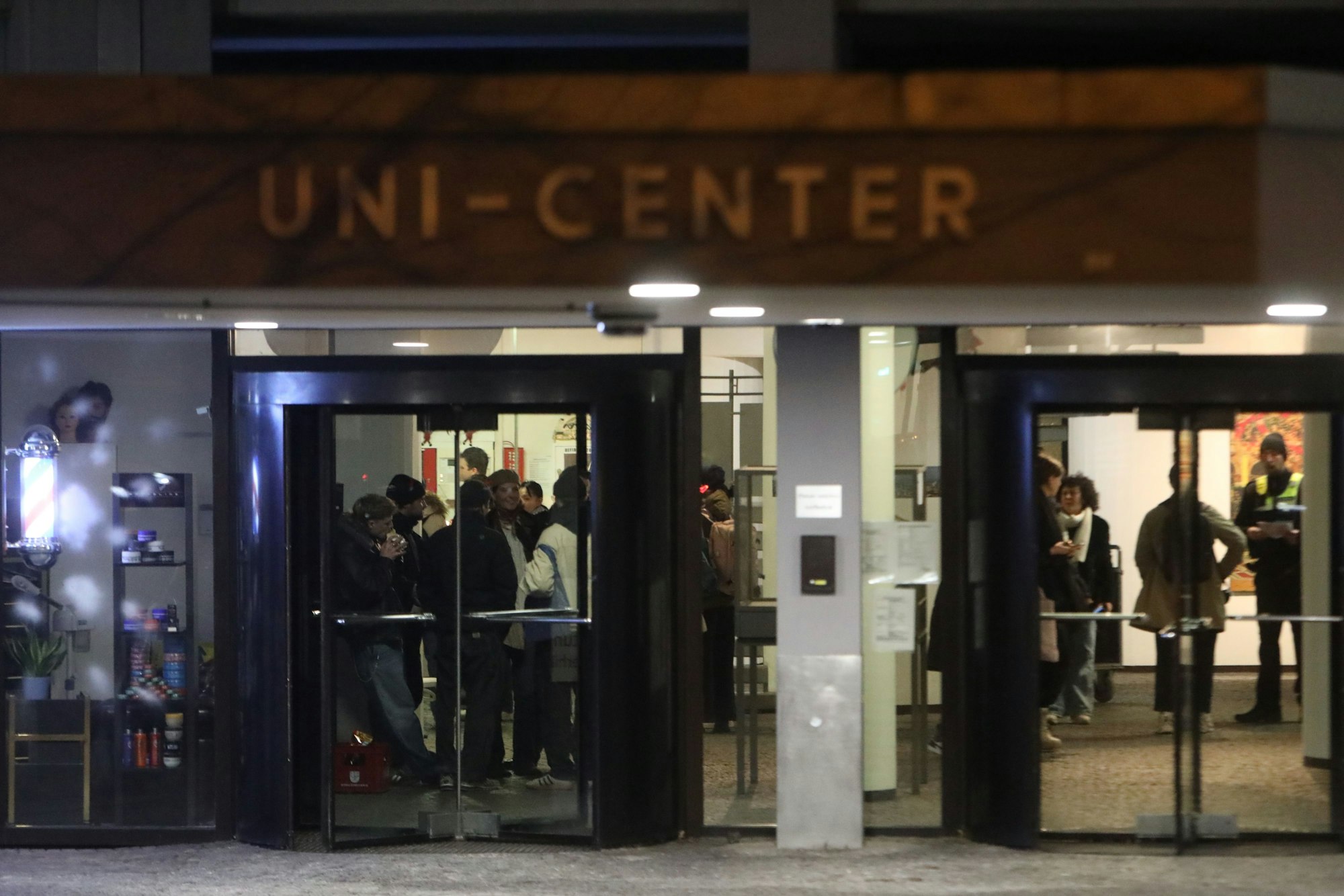 Eine Zehn-Zentner-Weltkriegsbombe ist in der Nähe des Uni-Centers gefunden worden .