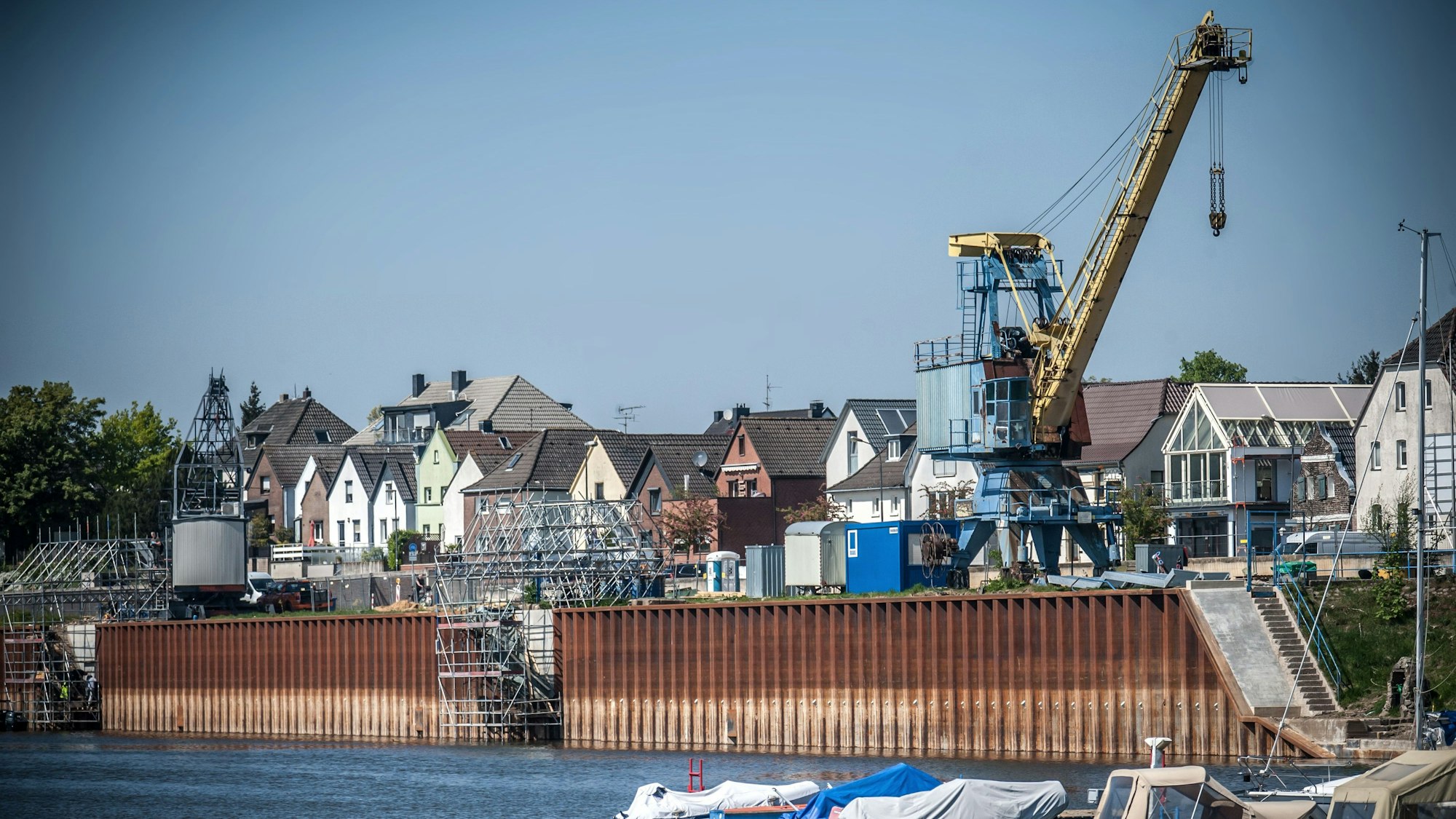 Eine Hafenmauer an einem Fluss.