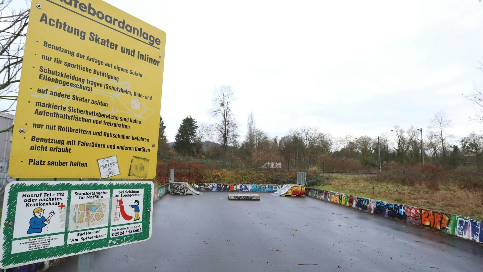 Ein gelbes Schild gibt Auskunft, wie eine Fläche für Skater genutzt werden soll und was verboten ist.