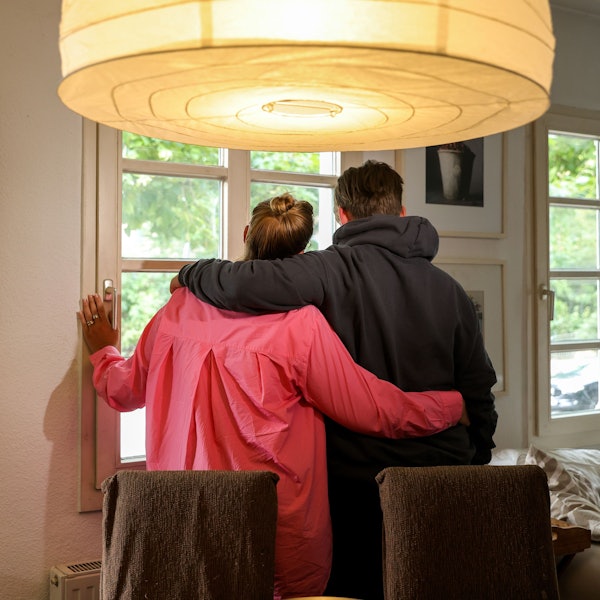 Porträt einer Mutter und ihres Sohnes, dem sie durch seine Drogensucht hindurch geholfen hat.
Beide möchten anonym bleiben.