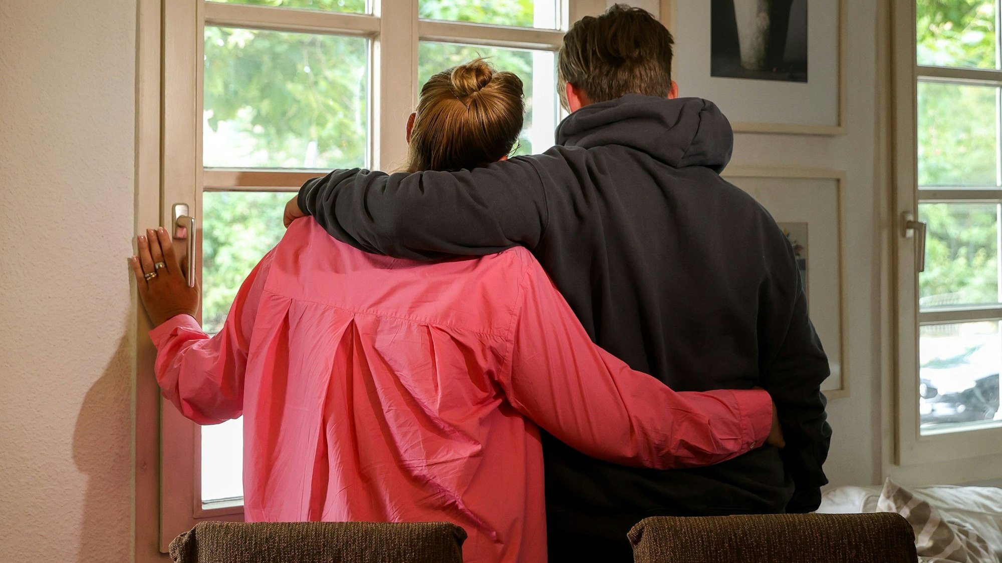 Porträt einer Mutter und ihres Sohnes, dem sie durch seine Drogensucht hindurch geholfen hat.
Beide möchten anonym bleiben.