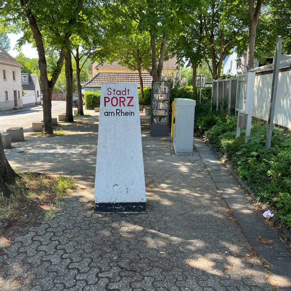 Ab 1. Januar 2025 gehört die ehemalige Stadt Porz am Rhein, wie dieser Stein im Stadtteil Langel unweit des Eulenplatzes zeigt, seit 50 Jahren zu Köln.
