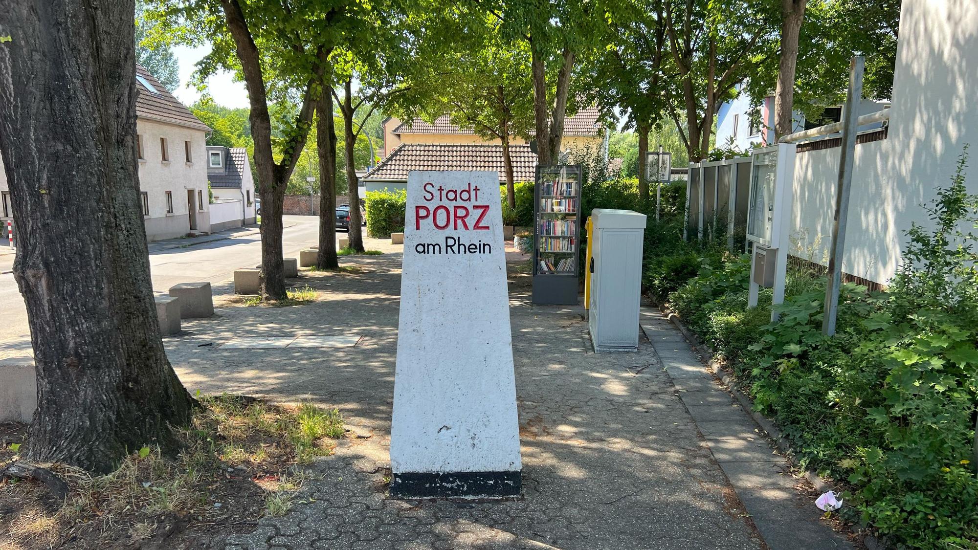 Auf einem Steinpfahl steht Stadt Porz am Rhein geschrieben.