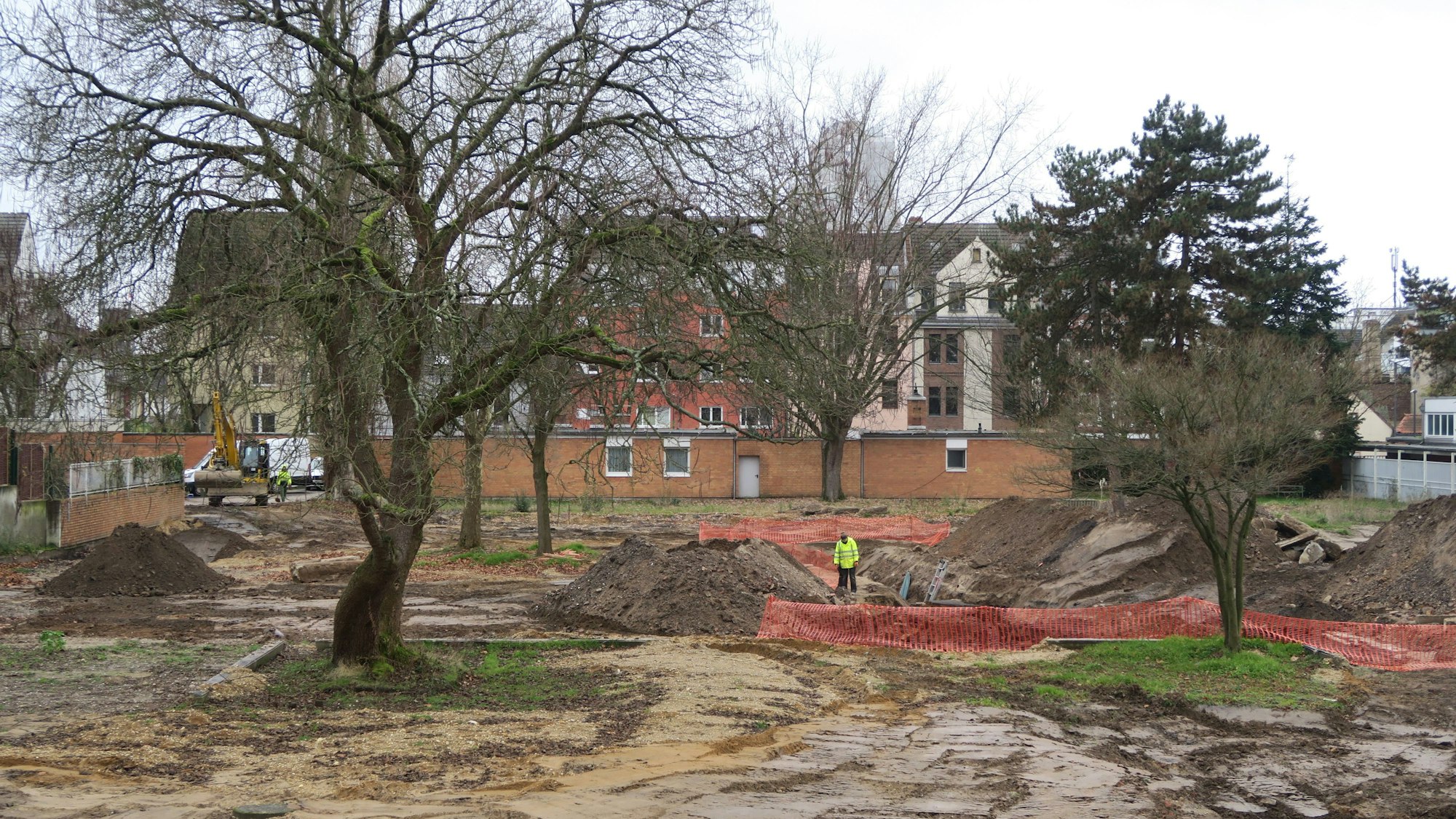 Zu sehen sind Ausgrabungen auf dem ehemaligen Gelände des Lindweiler Hofs.