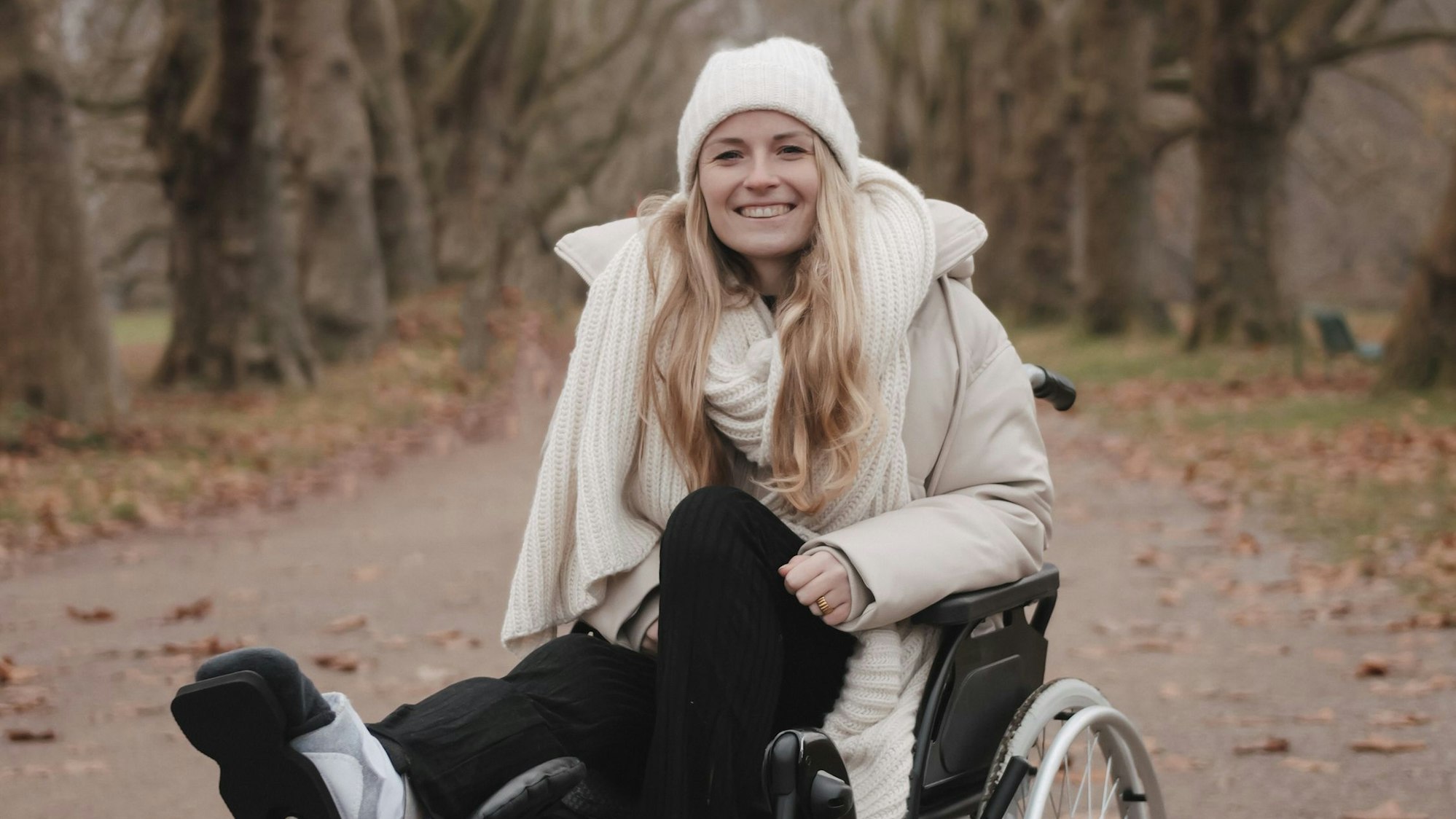 Jil Eileen Füngeling sitzt in einem Rollstuhl